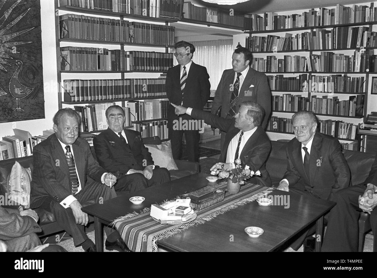 (L-R, sitzend): Willy Brandt und Leonid Breschnew, Helmut Schmidt, und Nikolai Alexandrowitsch Tikhonov am Haus des Bundeskanzlers Schmidt in Hamburg am 7. Mai 1978. | Verwendung weltweit Stockfoto