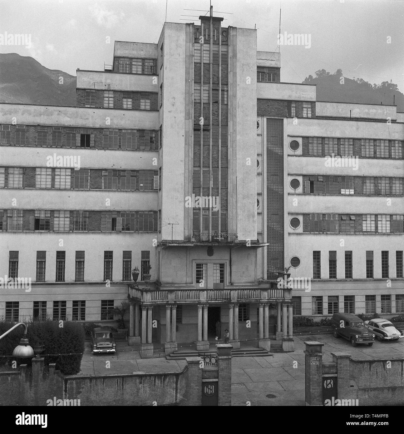 Die im Art déco-Stil Mittelachse endet mit dem Kreuz des IHS Monogramm, Bogota (Distrito Capital), Columbia, 1958. | Verwendung weltweit Stockfoto