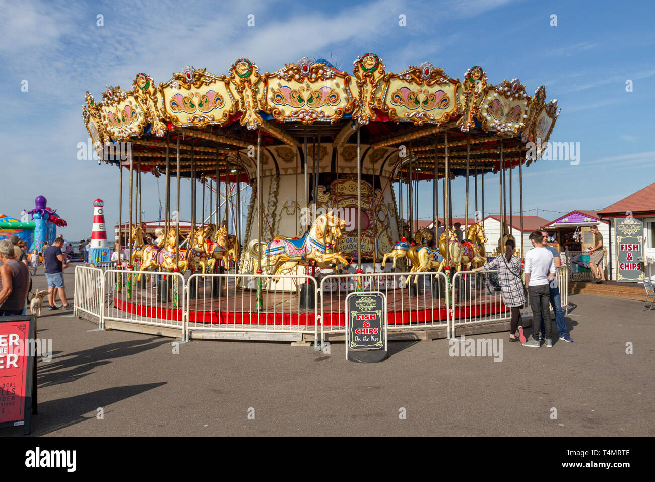 Reich verzierte Merry-go-round auf dem Pier in Herne Bay, Kent, England. Stockfoto