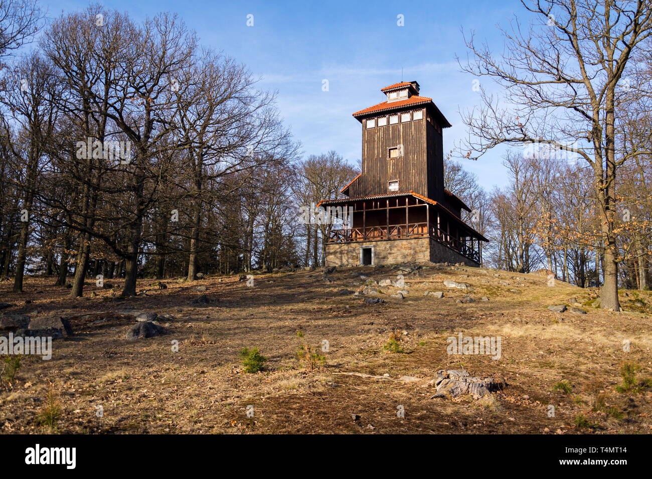 Romantischen Aussichtsturm Vlkova im schönen magic Frühlingswald, Tschechien, sonnigen Tag, klare blaue Himmel Hintergrund Stockfoto