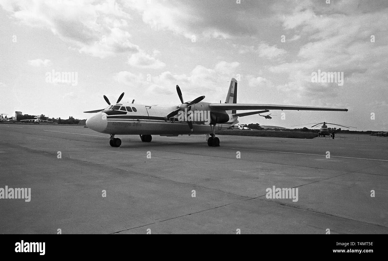 Antonow An-24 Flugzeuge. Die erste internationale Aerosalon MAKS '93 Stockfoto