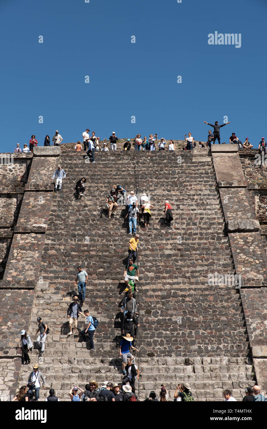 Touristen Stachel auf der Mondpyramide in Teotihuacan. /Touristen, die nach oben und unten, um die Pyramide des Mondes in Teotihuacan, einer UNESCO-Welterbe seit 1987. Stockfoto