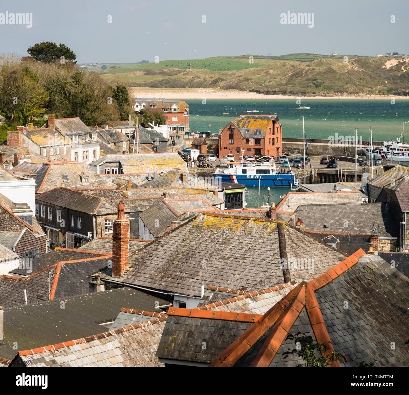 Den Blick über die Dächer von Padstow in Richtung Hafen und die Mündung. Stockfoto