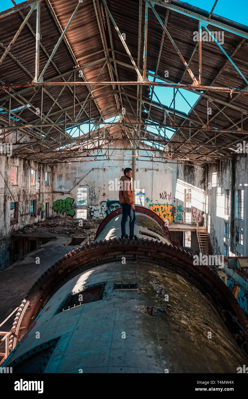 Mann in einem abanoned Ort mit Graffiti Moody street Urban szenische urbex Stockfoto