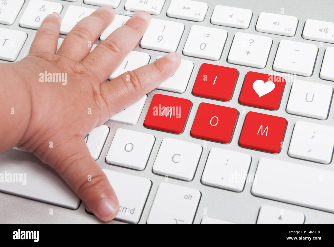 Mutter € ™ s Tag Nachricht von einem Baby € ™ s Hand auf eine weiße Tastatur Stockfoto