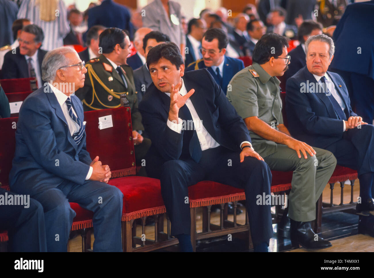 CARACAS, Venezuela - Februar 3, 1989 Präsident von Peru: Alan Garcia, Mitte und Nicaraguas Präsident Daniel Ortega (in Uniform), besuchen Einweihung Venezuelas Präsident Carlos Andres Perez. Stockfoto
