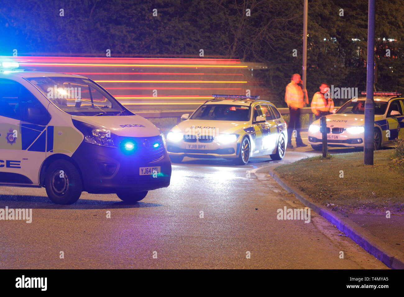 Polizeiliche Präsenz an der Szene eines Straßenverkehr Kollision außerhalb des Miller & Carter Restaurant in Otley, Leeds. Stockfoto