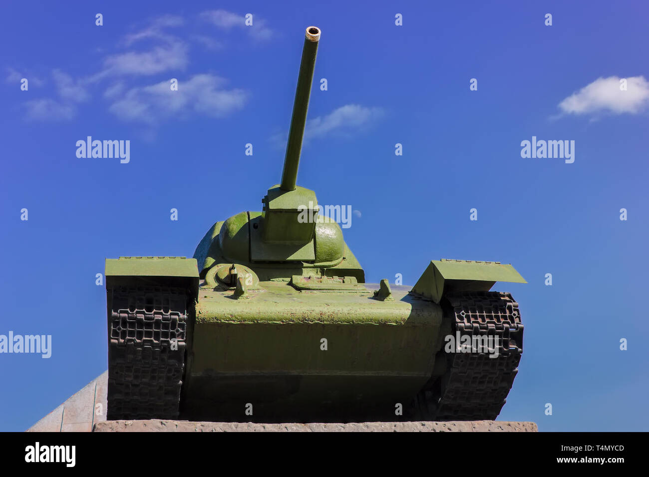 Sowjetischer Panzer T-34 im Krieg im zweiten Weltkrieg auf dem Hintergrund des blauen Himmels. Stockfoto