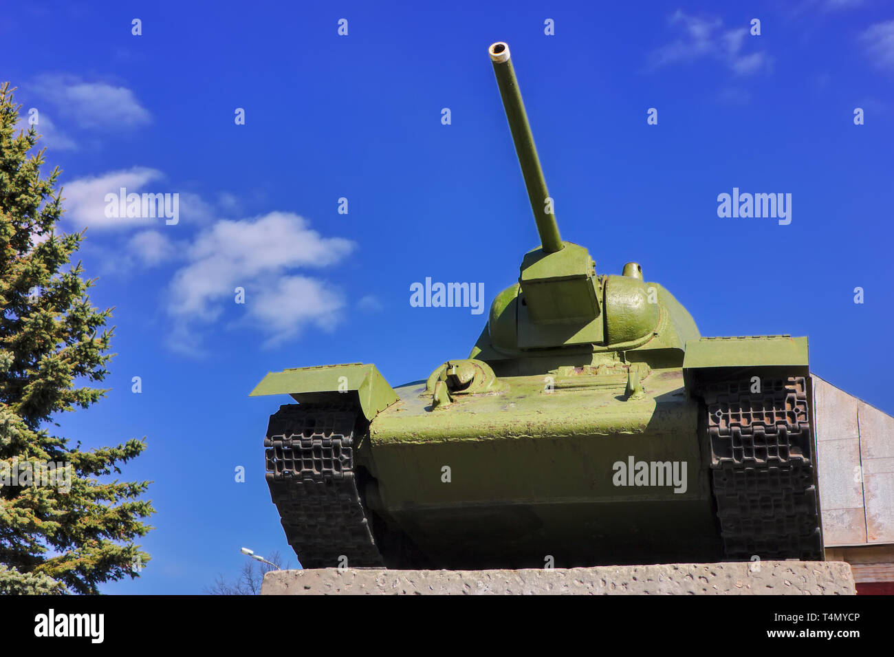 Sowjetischer Panzer T-34 im Krieg im zweiten Weltkrieg auf dem Hintergrund des blauen Himmels. Stockfoto