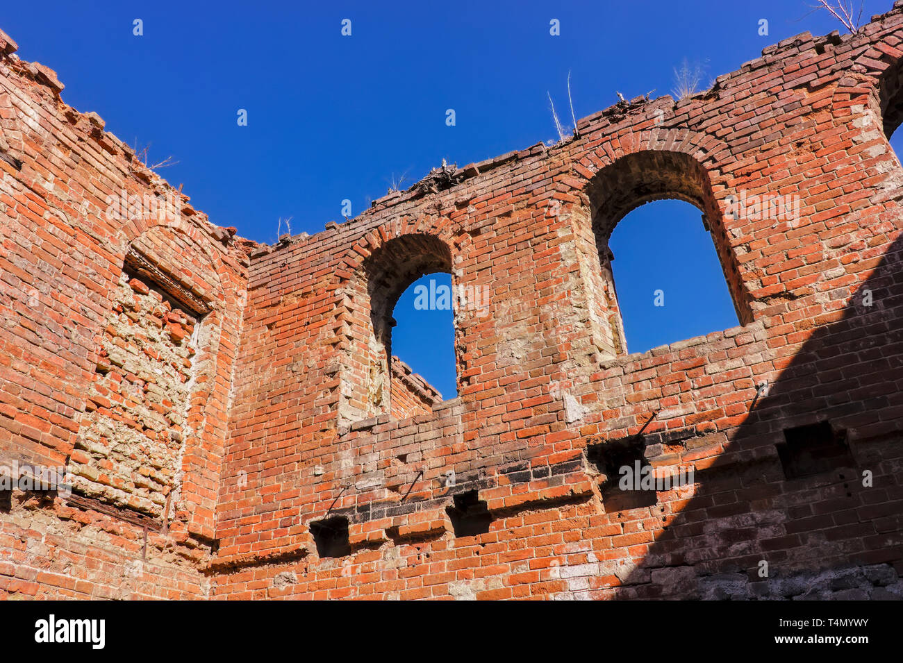 Die Ruinen einer alten Backsteingebäude aus rotem Backstein. Stockfoto