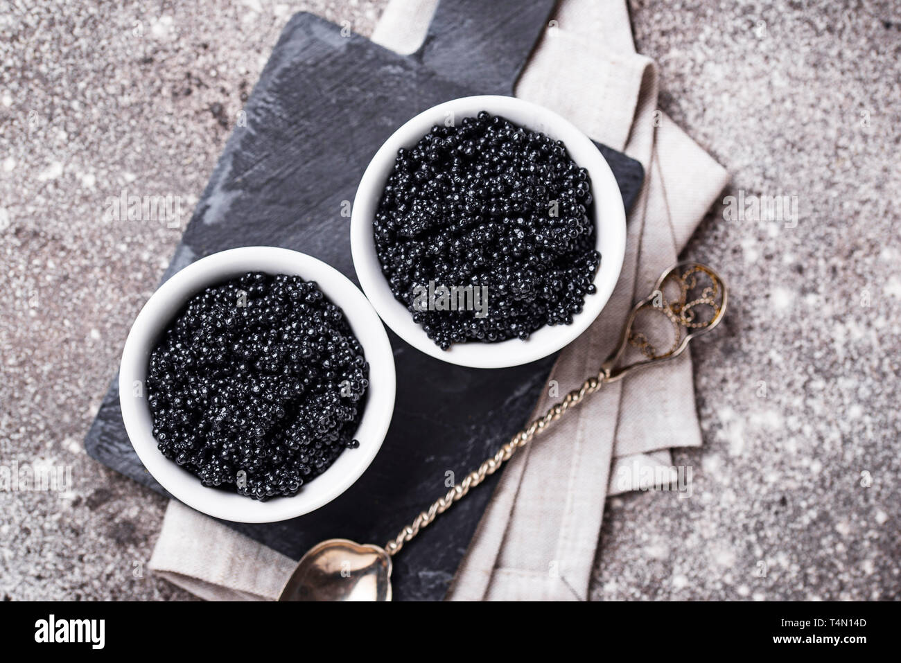 Stör schwarzer Kaviar in Schalen Stockfoto