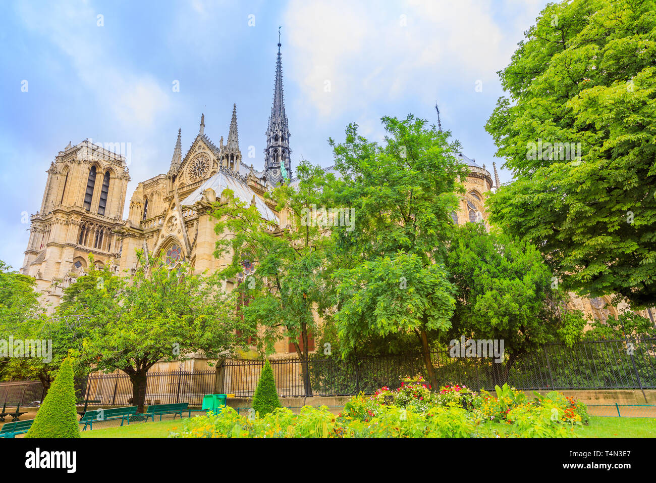 Typische Garten von Notre Dame de Paris, beliebte Sehenswürdigkeit und Kathedrale der Hauptstadt von Frankreich. Gotische französischer Architektur Unserer Lieben Frau von Paris. Stockfoto