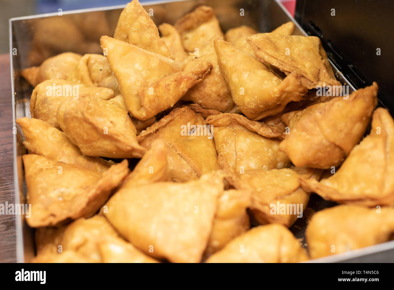 In der Nähe des populären indischen Snack samosas Stockfoto