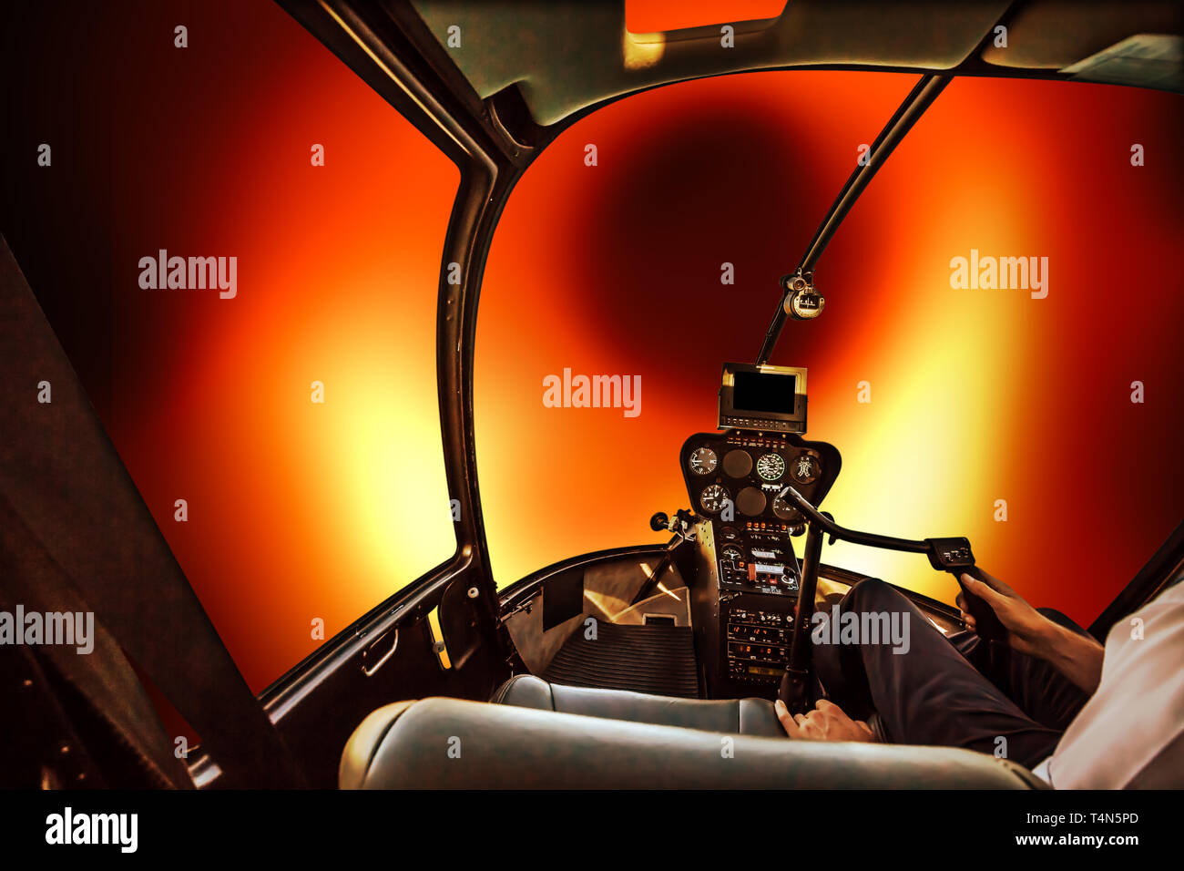 Und Konsole im Cockpit eines Raumschiffs, das in ein Schwarzes Loch mit Pilot fahren mit Lichtgeschwindigkeit. Schwarzes Loch im Zentrum der Galaxie Messier 87, oder Stockfoto