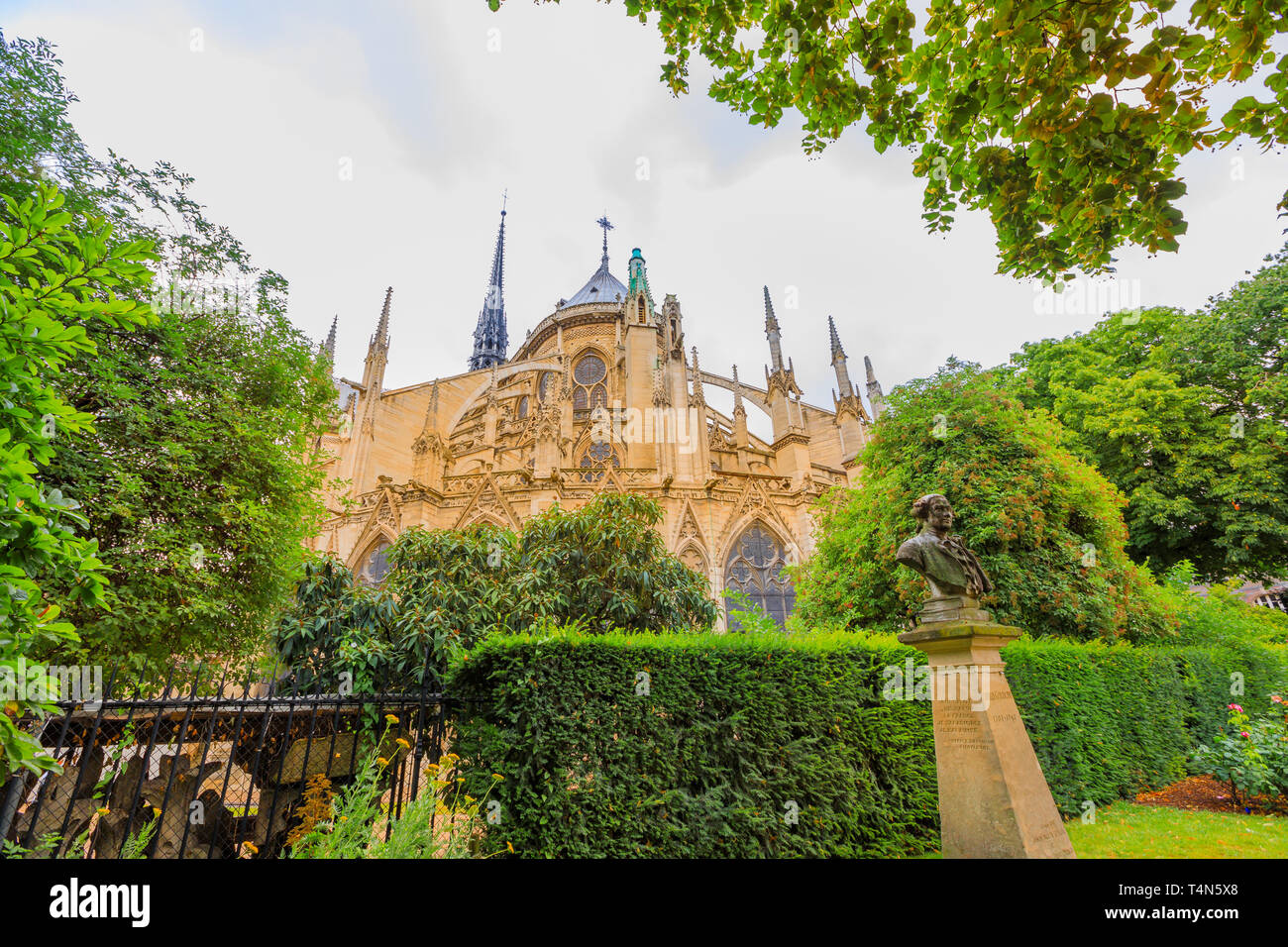 Rückseite Garten von Notre Dame de Paris, beliebte Sehenswürdigkeit und Kathedrale der Hauptstadt von Frankreich. Gotische französischer Architektur Unserer Lieben Frau von Paris. Stockfoto