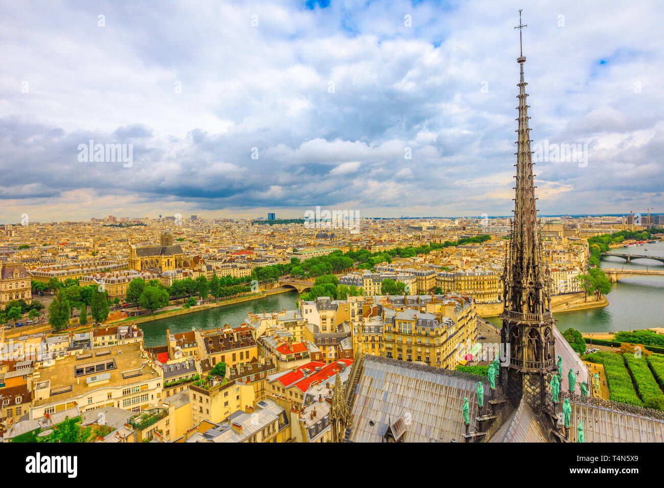 Der Turm der Kathedrale Notre Dame brach im April 2019. Paris die Stadt Hauptstadt von Frankreich. Blick von oben auf die gotische Kirche Unsere Liebe Frau von Paris, Luftaufnahme Stockfoto