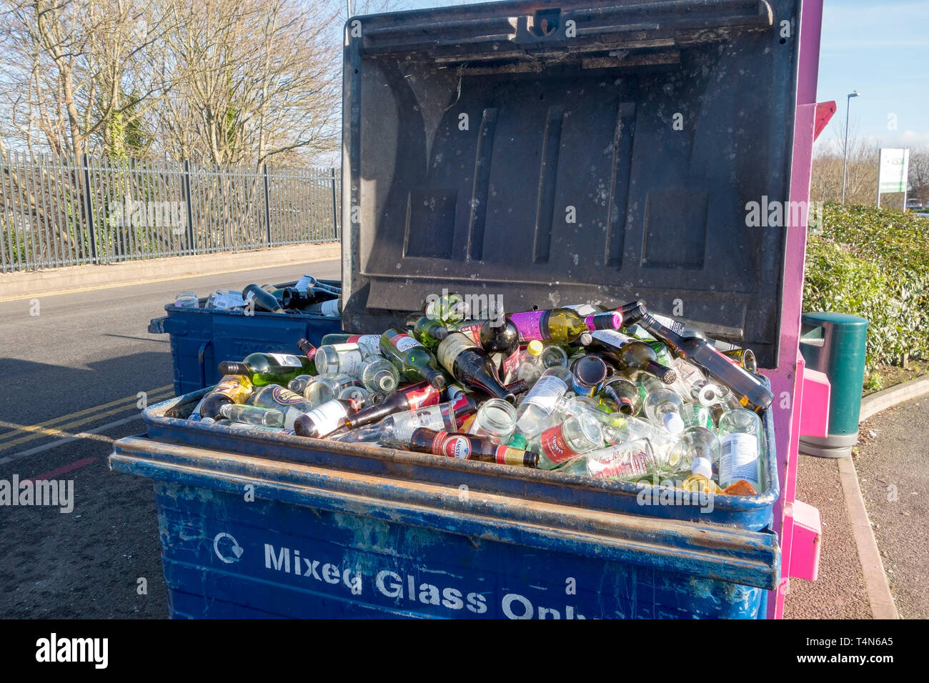 Volle Flasche mischglas Papierkorb Stockfoto