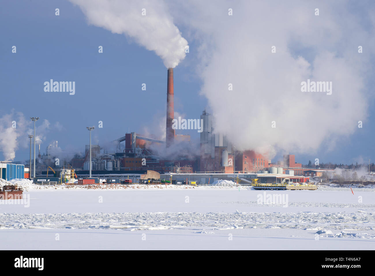 KOTKA, Finnland - 25. FEBRUAR 2018: Blick auf die "unila Zellstoff- und Papierfabrik im sonnigen Februar Nachmittag Stockfoto