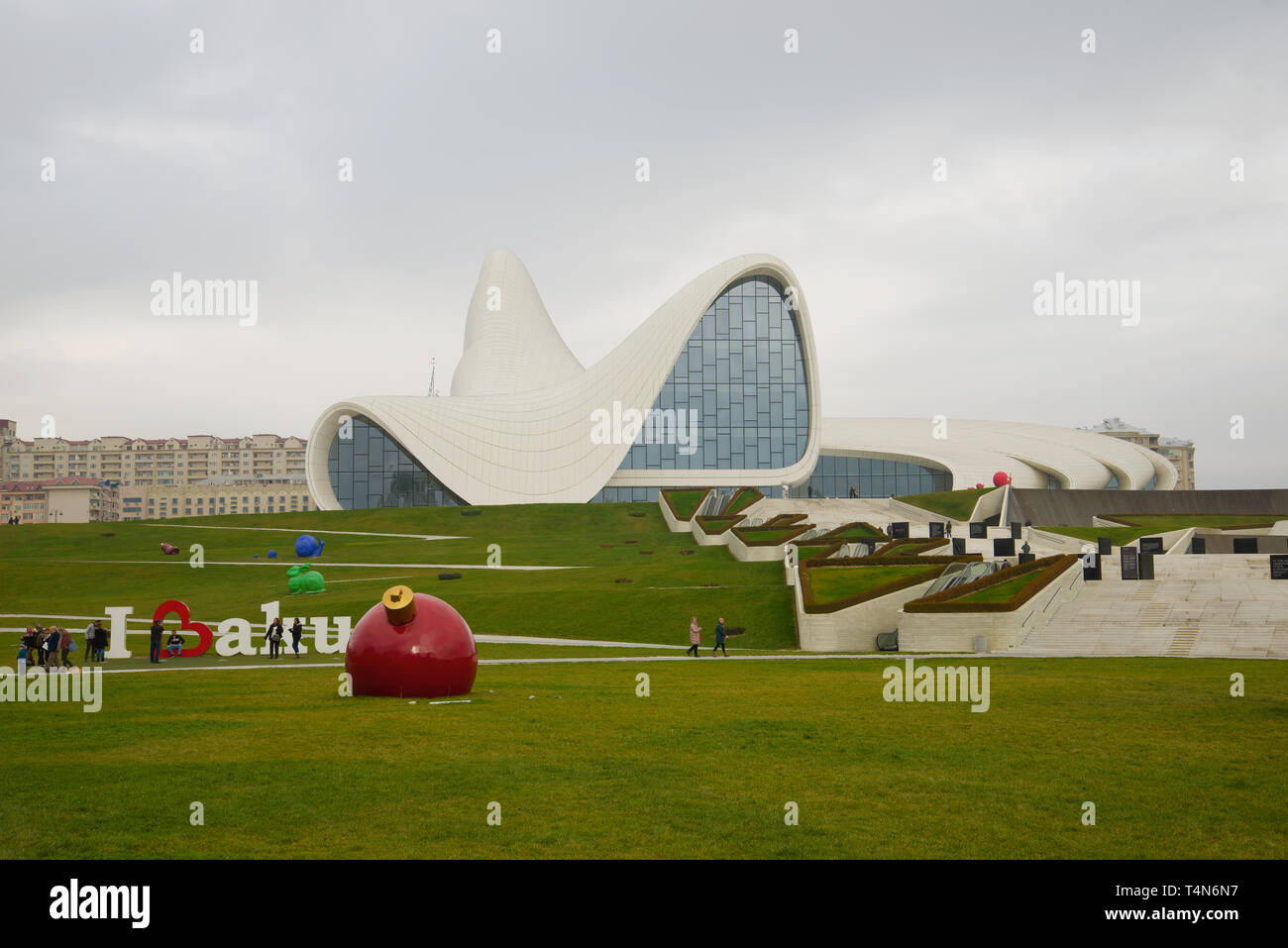 BAKU, Aserbaidschan - Januar 05, 2018: Blick auf das Gebäude der Heydar Aliyev Zentrum an einem bewölkten Januar Tag Stockfoto