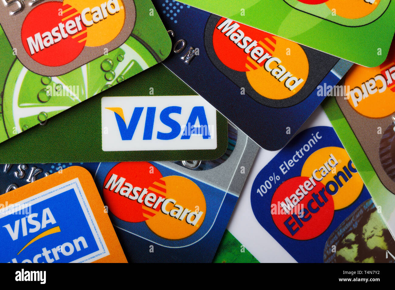 Kiew, Ukraine - März 11: Stapel Kreditkarten, Visa und MasterCard, Kredit-, Debit- und elektronischen, in Kiew, Ukraine, am 11. März 2014. Stockfoto