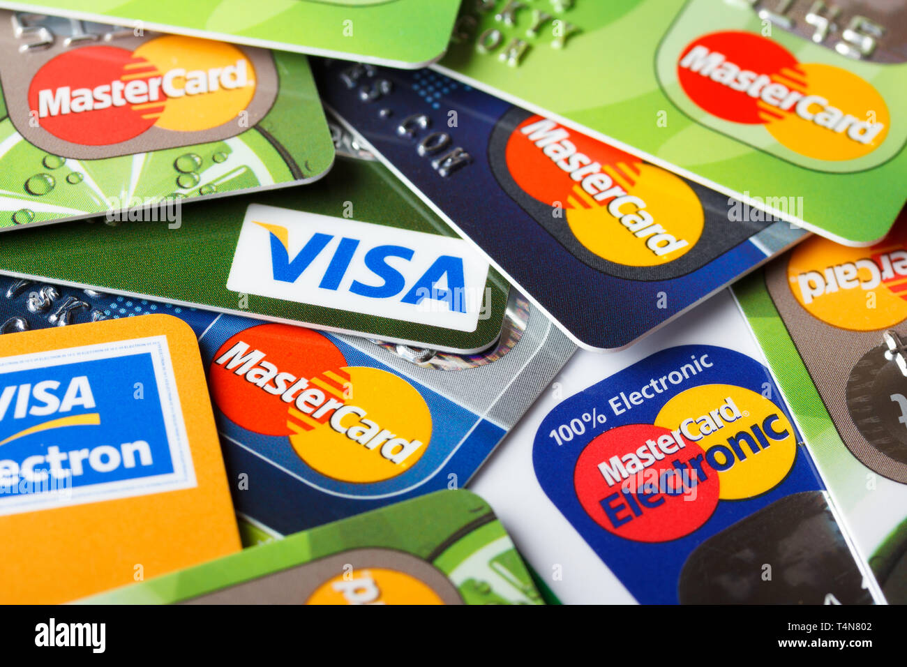 Kiew, Ukraine - März 11: Stapel Kreditkarten, Visa und MasterCard, Kredit-, Debit- und elektronischen, in Kiew, Ukraine, am 11. März 2014. Stockfoto