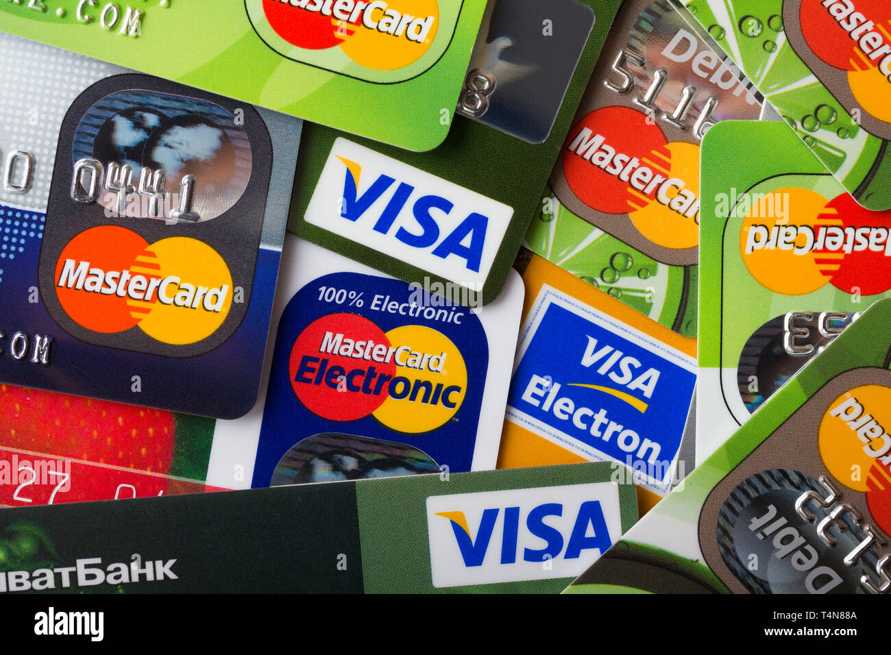 Kiew, Ukraine - 28. März: Stapel Kreditkarten, Visa und MasterCard, Kredit-, Debit- und elektronischen, in Kiew, Ukraine, am 28. März 2014. Stockfoto