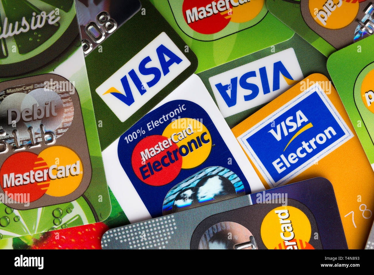 Kiew, Ukraine - 28. März: Stapel Kreditkarten, Visa und MasterCard, Kredit-, Debit- und elektronischen, in Kiew, Ukraine, am 28. März 2014. Stockfoto