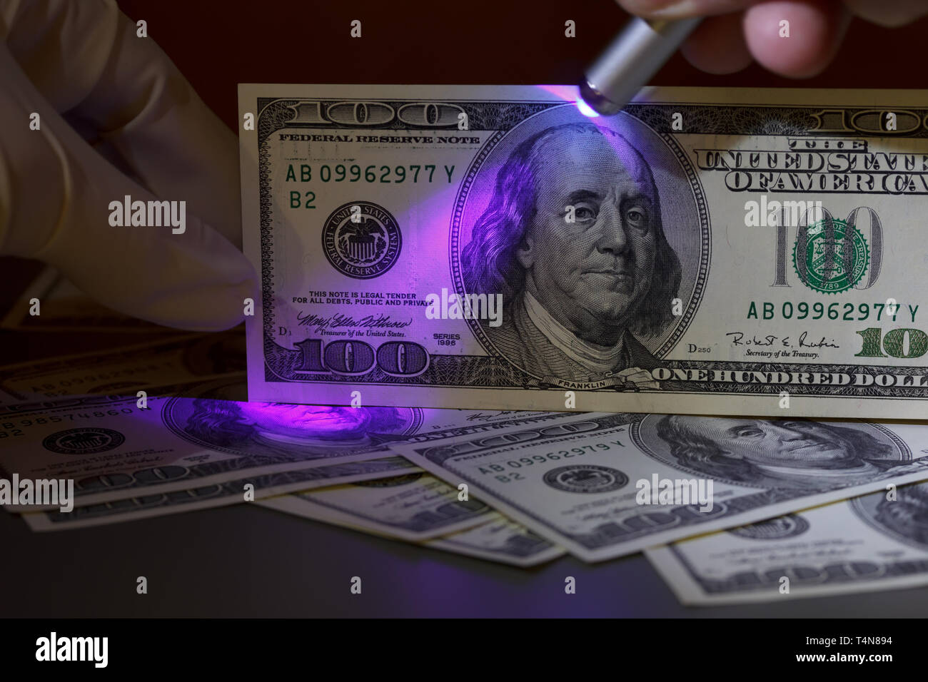 Dollar Bill im UV-Licht, Betrug prüfen Stockfoto
