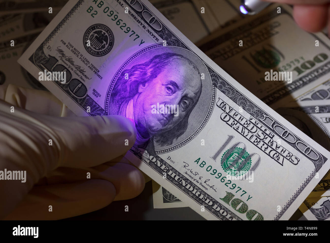 Dollar Bill im UV-Licht, Betrug prüfen Stockfoto