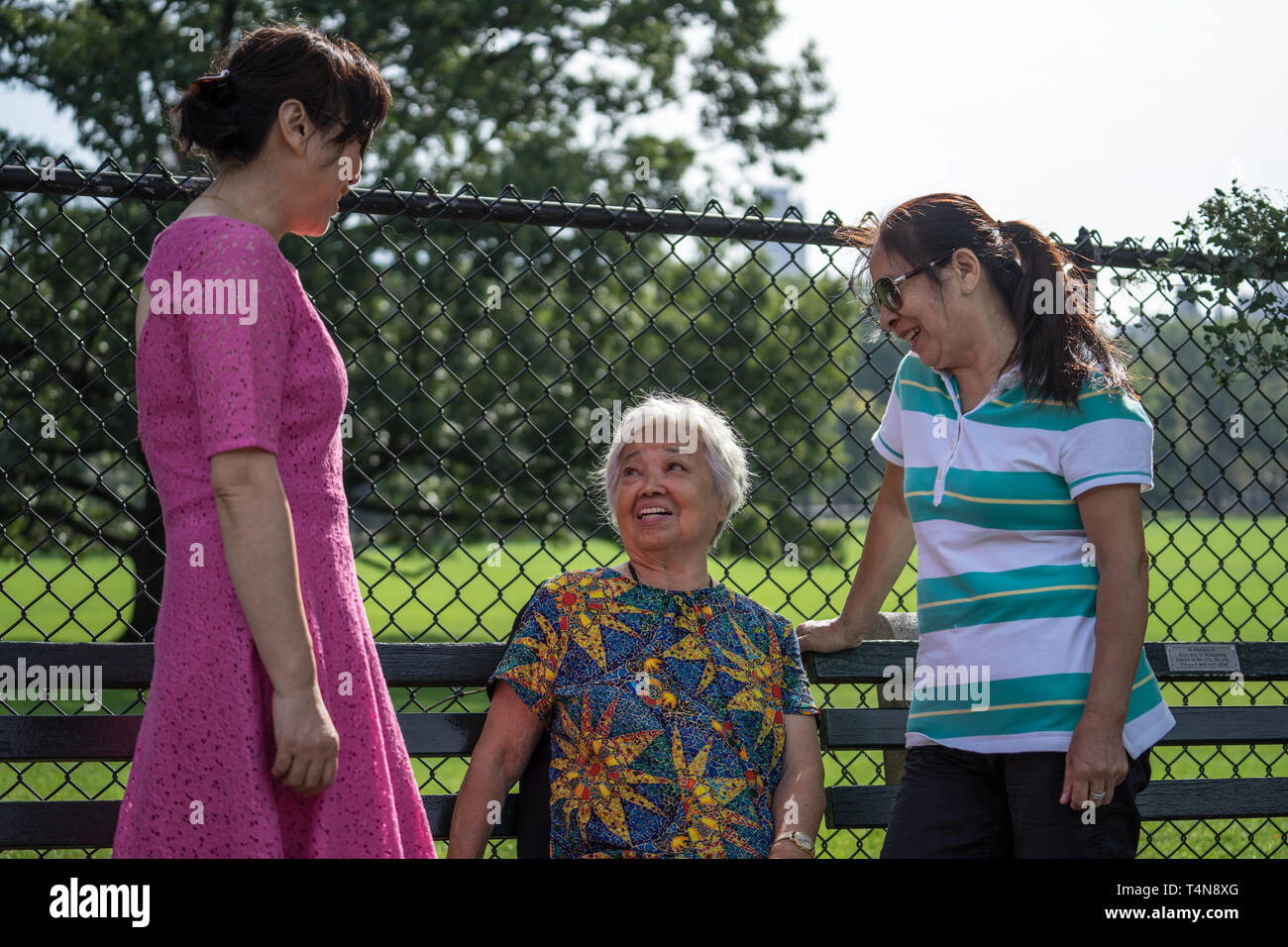 Gespräch im Park mit einem Senior asiatische Frau Stockfoto