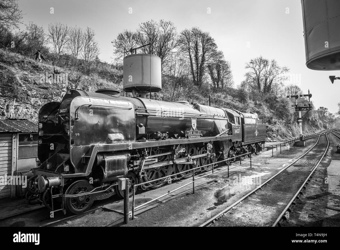 Schwarz-Weiß-Seitenansicht der alten britischen Dampflokomotive 34027 Taw Valley im Nebengebäude, Severn Valley Heritage Railway Station, Bewdley. Stockfoto