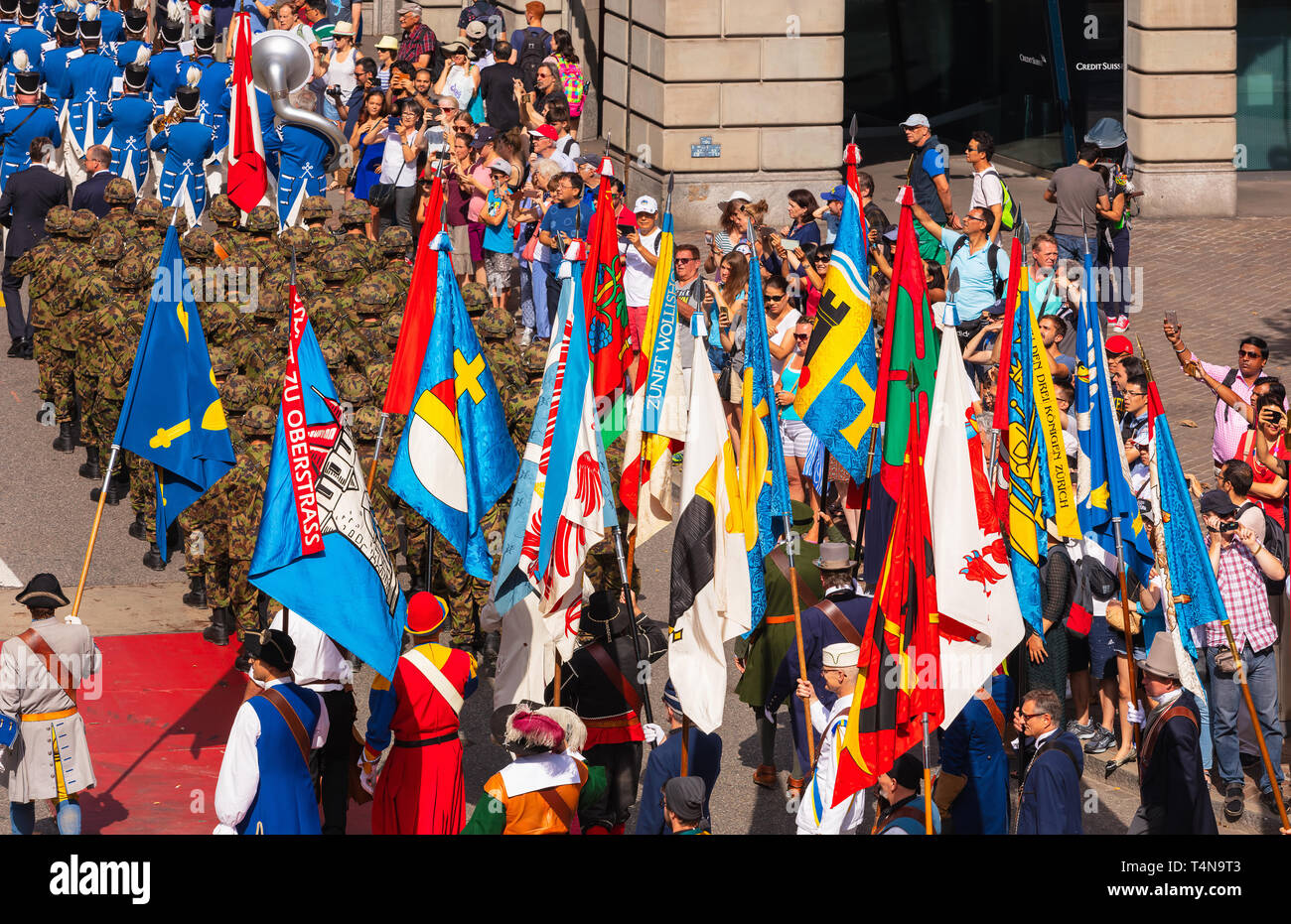Die Teilnehmer der Parade zum Schweizer Nationalfeiertag gewidmet, die entlang Uraniastrasse Straße in der Stadt Zürich, Schweiz Stockfoto