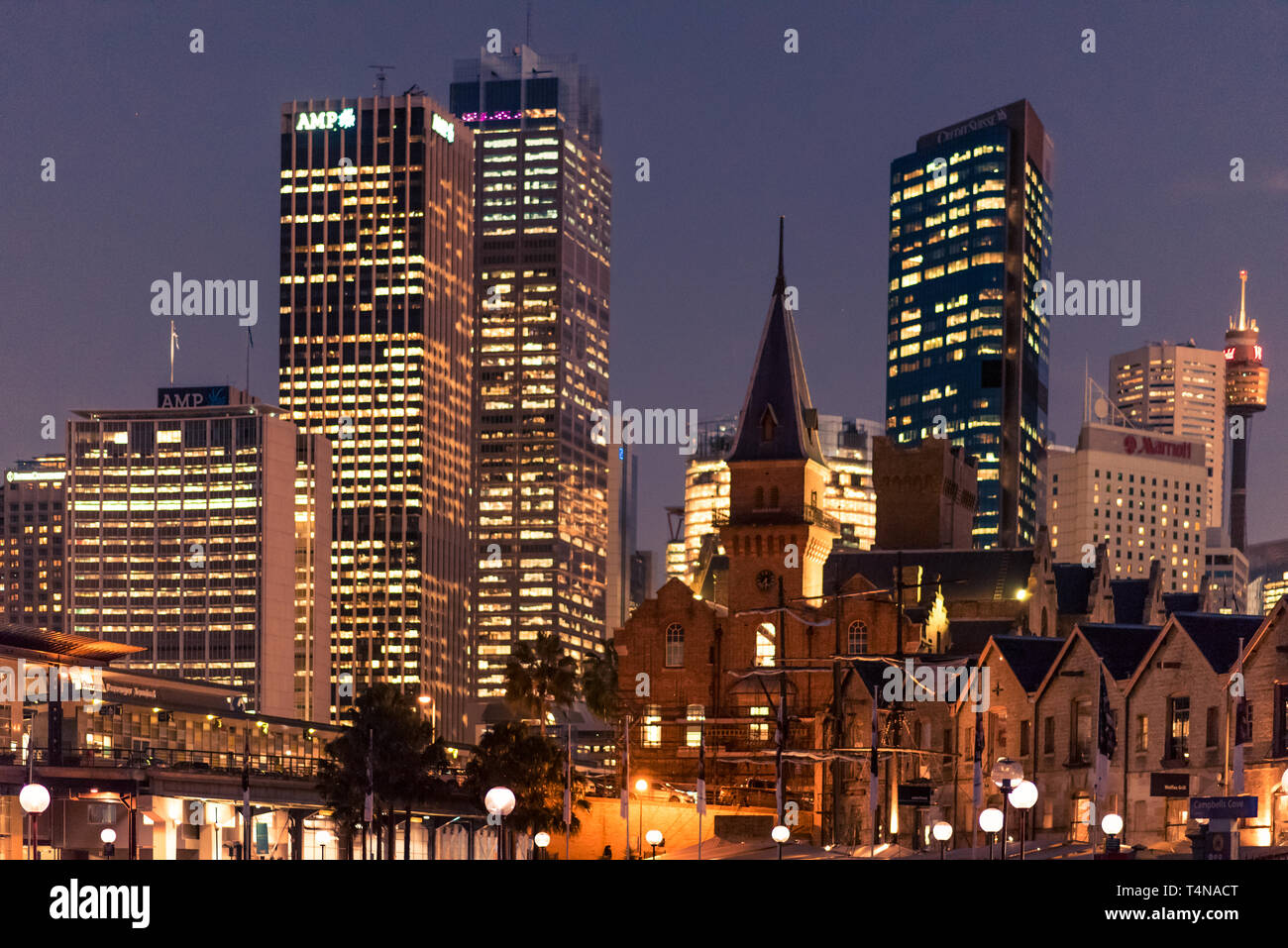 Sydney, New South Wales/Australien - 13. Mai 2016: Gebäude nachts beleuchtet an der Waterfront im Hafen von Sydney Stockfoto