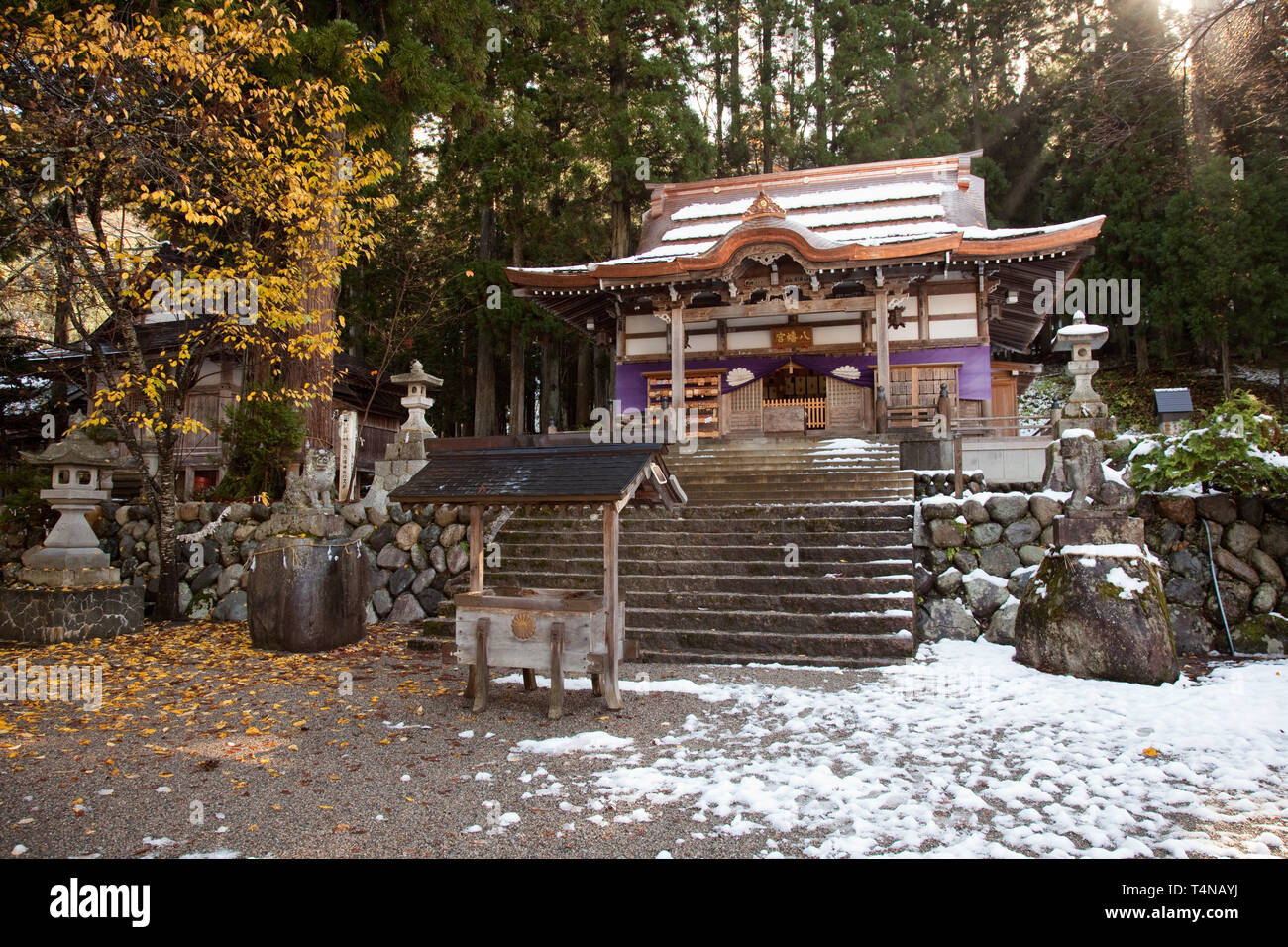 Der erste Schnee des Jahres schmilzt bei der shirakawa Hachiman Schrein, Shirakawa-go-Dorf, Japan und im anime Higurashi empfohlene, wenn Sie schreien Stockfoto