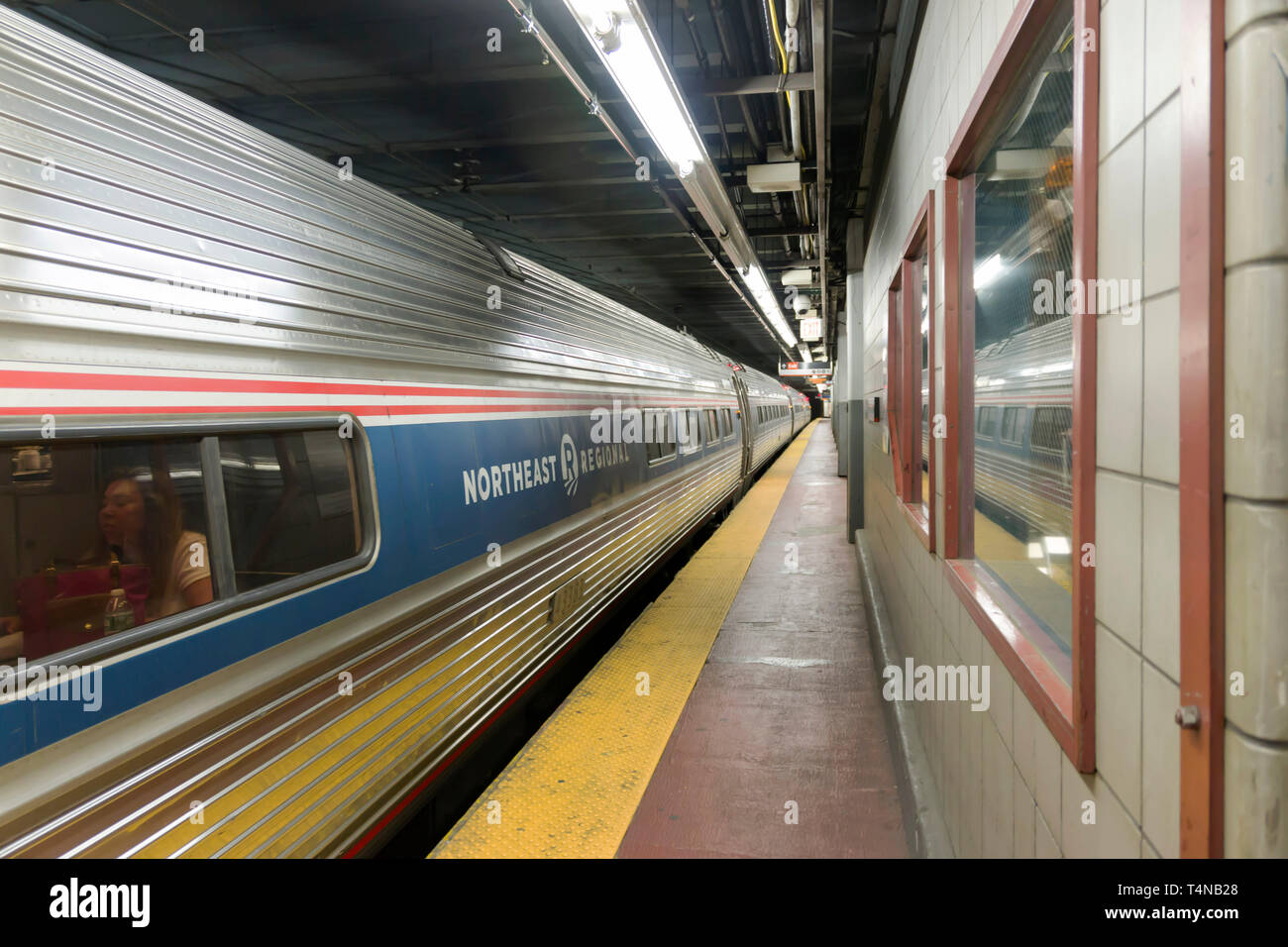 New York, USA - 2. Juli 2017: Amtrak's Northeast regional Zug, Penn Station New York Richtung Süden zu Virginia, am Wochenende vor dem Sommer o Stockfoto