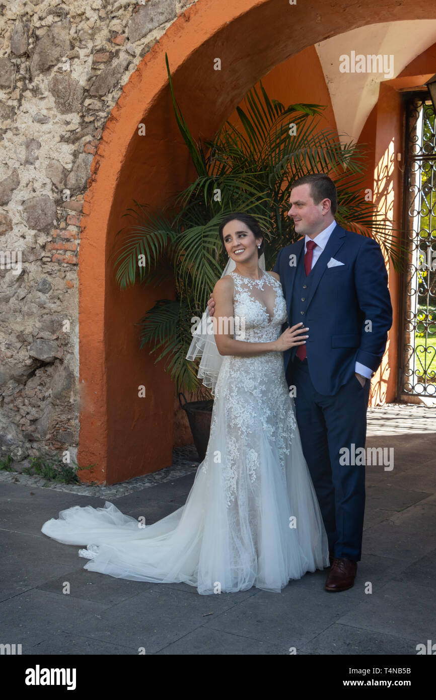 Braut und Bräutigam in einem Stein Innenhof nach ihrer Hochzeit Zeremonie Stockfoto