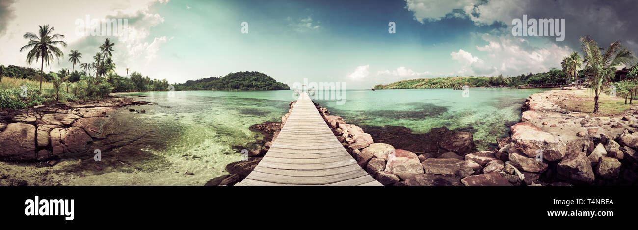 Panoramablick auf die Landschaft erstaunlichen tropischen Strand mit kristallklarem Meerwasser, Palmen auf Hintergrund Landschaft tropic Natur Stockfoto