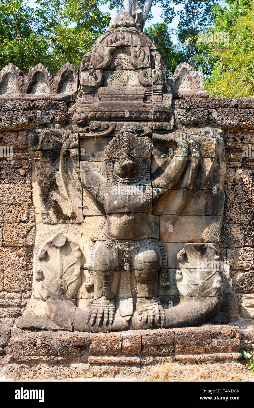 Steinbildhauerei des hinduistischen Gottes auf der umgebenden Mauer der Preah Khan Tempel in Angkor Wat archäologischen Bereich, Kambodscha Stockfoto