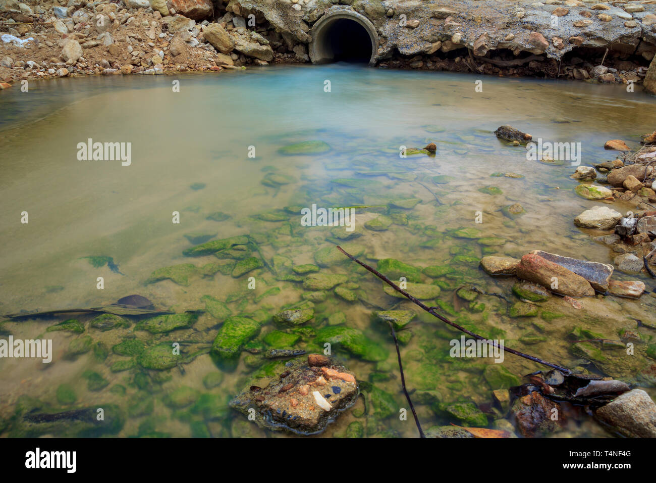 Wasser Abwasser mit fließendem Fluss Stockfoto