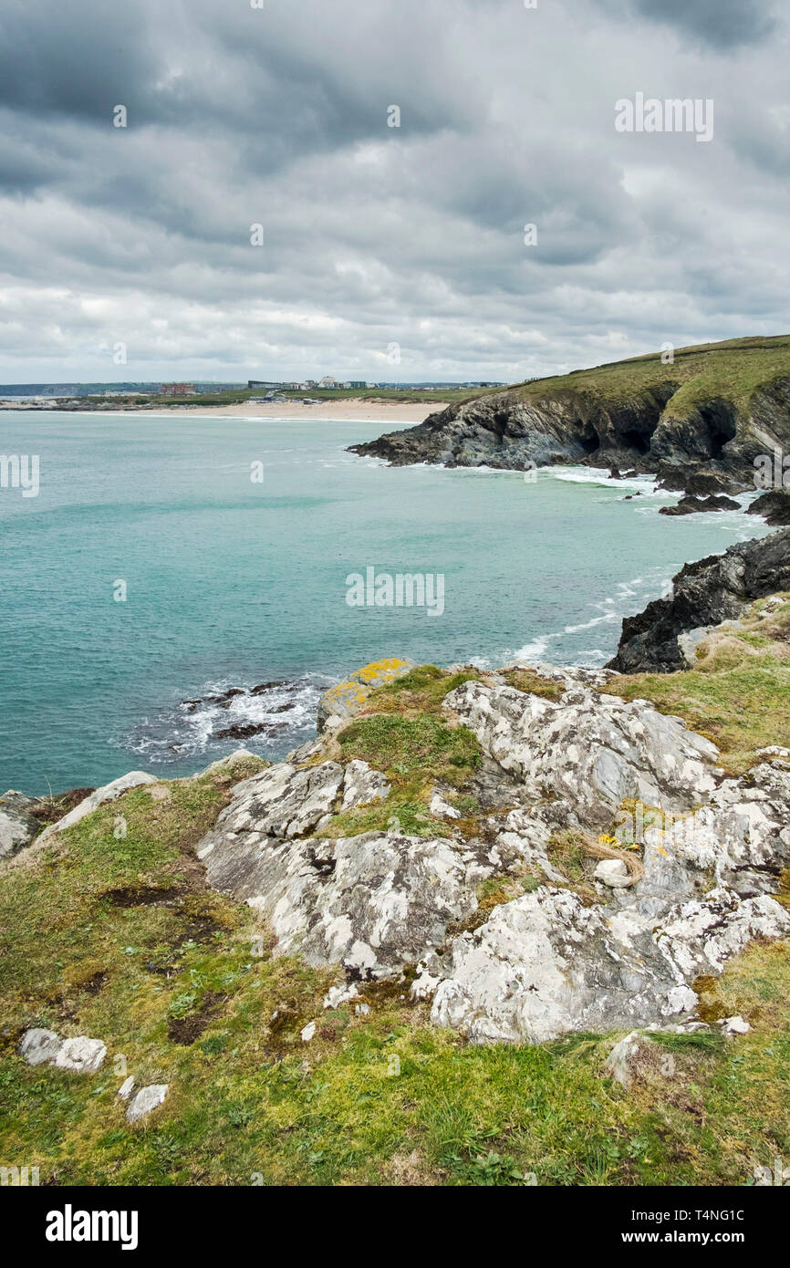 Die steinigen schroffen Küste um Fistral Bay in Newquay in Cornwall. Stockfoto