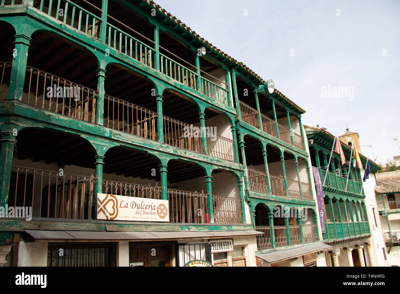 Chinchon, Spanien - 04 14 2019 - Typische grüne Balkone der Main Plaza Stockfoto