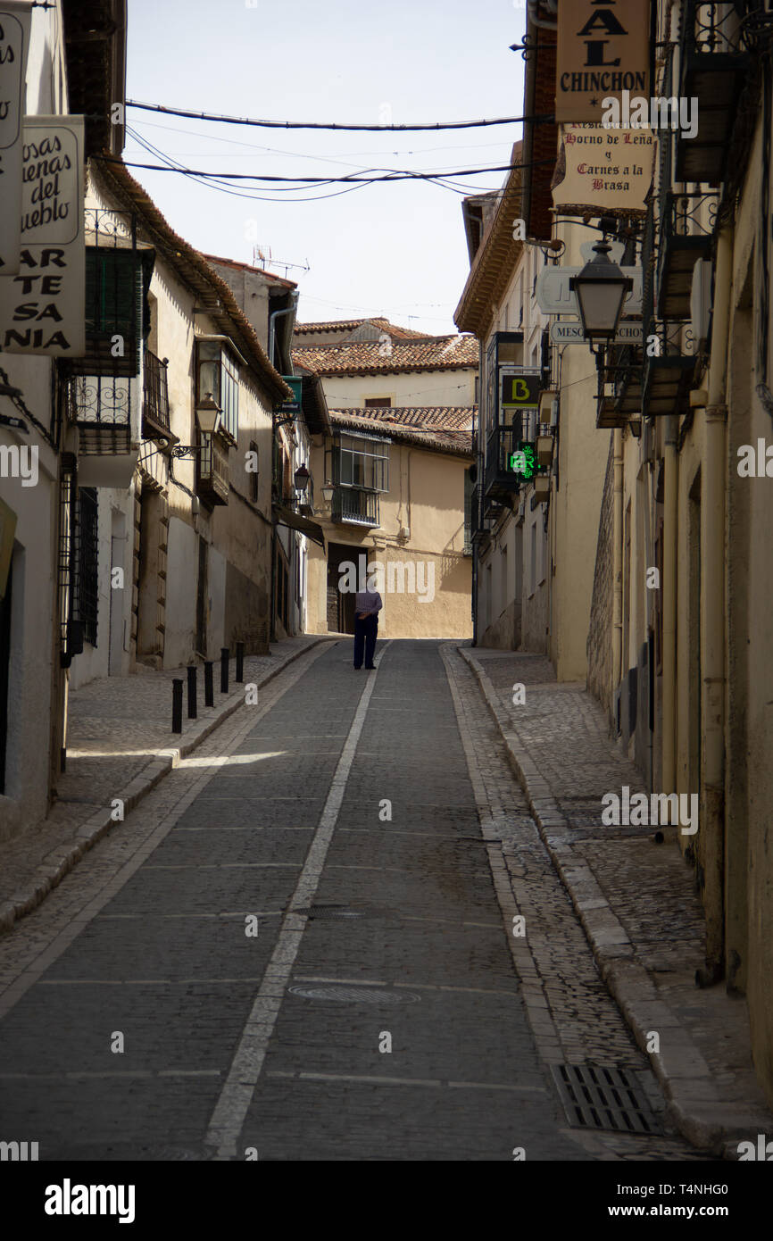 Chinchon, Spanien - 04 14 2019 - Schmale Straße bergauf dieser malerischen kleinen Dorf Stockfoto