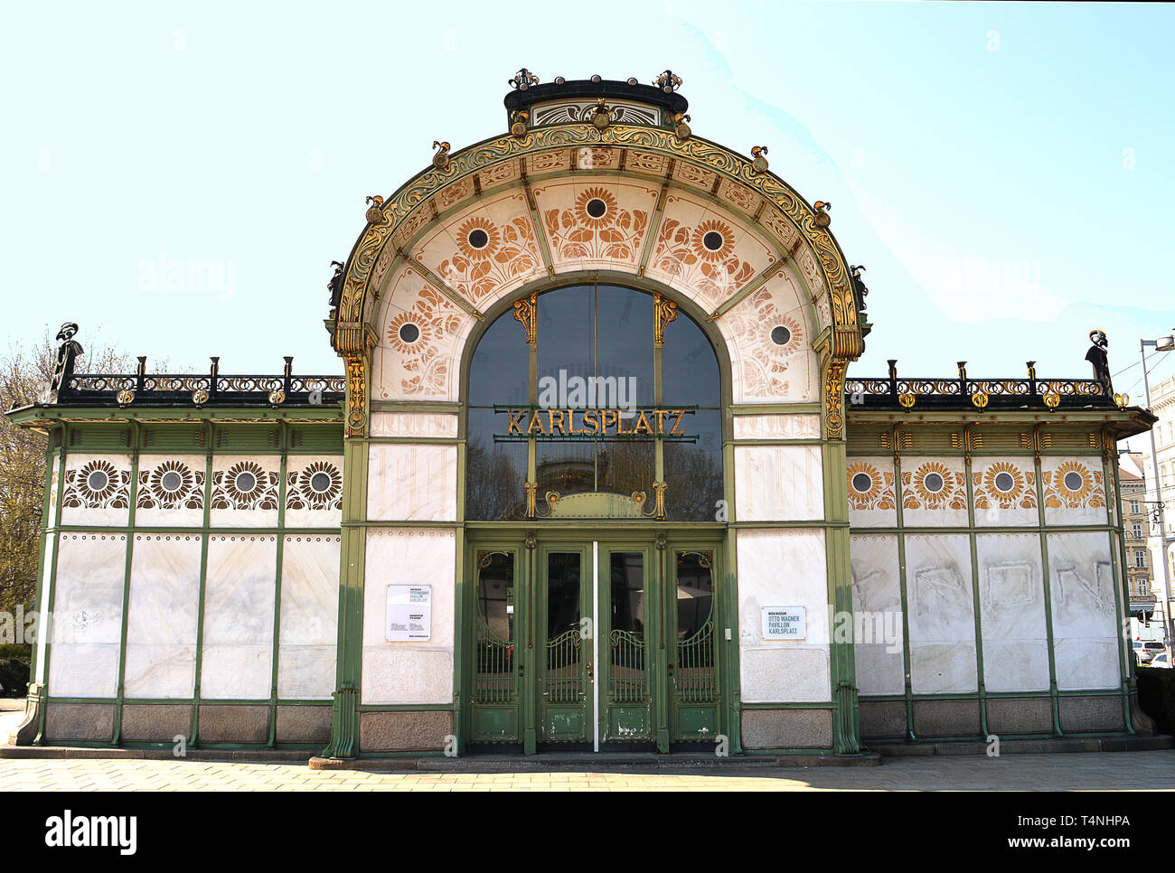 Wien, Österreich - 1 April 2019: Einer von Otto Wagners Art nouveau Pavillons, Teil der Wiener Sezession Manifest, das als Stadtbahn st serviert. Stockfoto