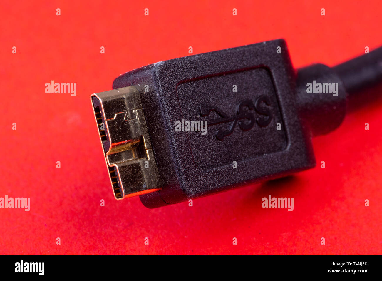 Hdmi-Kabel Verlängerung auf rotem Hintergrund Stockfoto