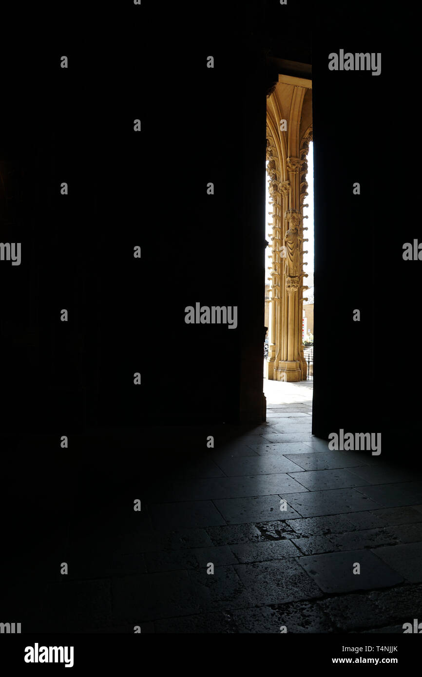 Spalte von Licht mit Gotischen hl. Figuren/Kathedrale von Metz. Stockfoto