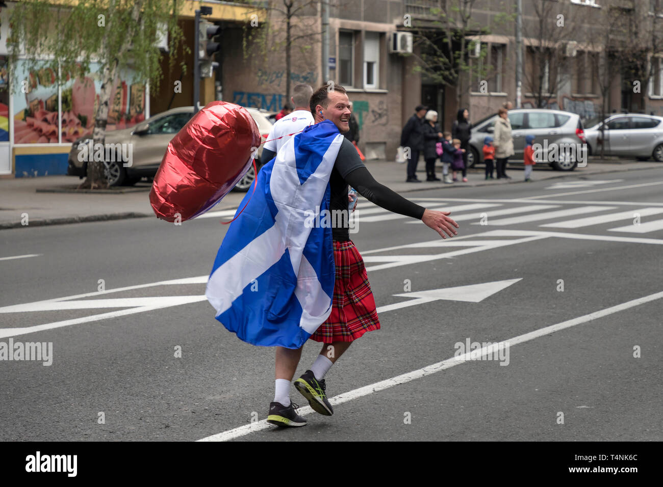 Serbien, 14. April 2019: Schottischer gentleman tragen Karneval Kleid in eine festliche Stimmung und Gruß das Publikum am 32. Belgrad Marathon Stockfoto