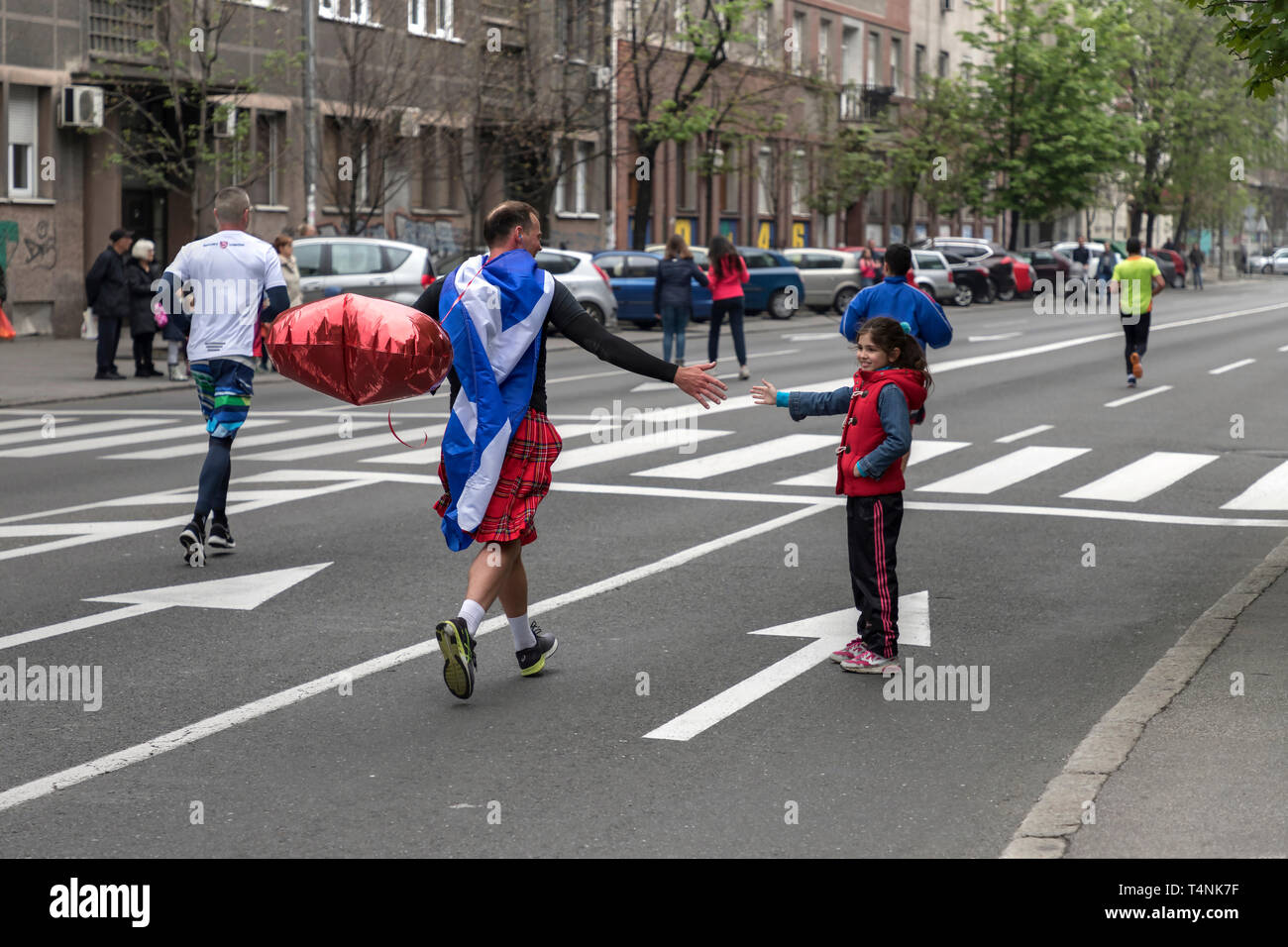 Serbien, 14. April 2019: Schottischer gentleman tragen Karneval Kleid in eine festliche Stimmung und Gruß das Publikum am 32. Belgrad Marathon Stockfoto