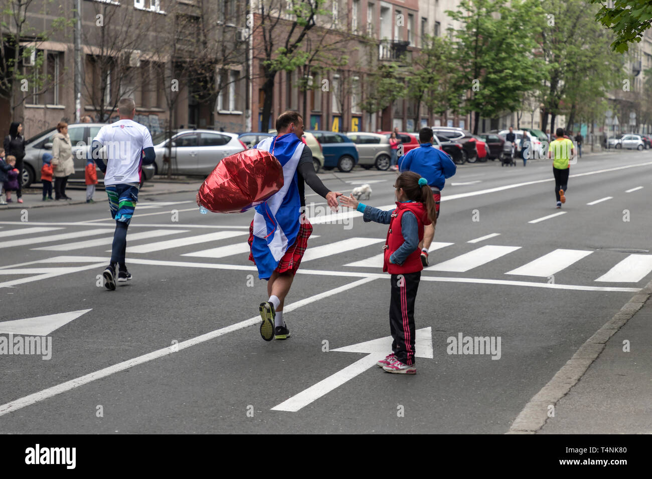 Serbien, 14. April 2019: Schottischer gentleman tragen Karneval Kleid in eine festliche Stimmung und Gruß das Publikum am 32. Belgrad Marathon Stockfoto