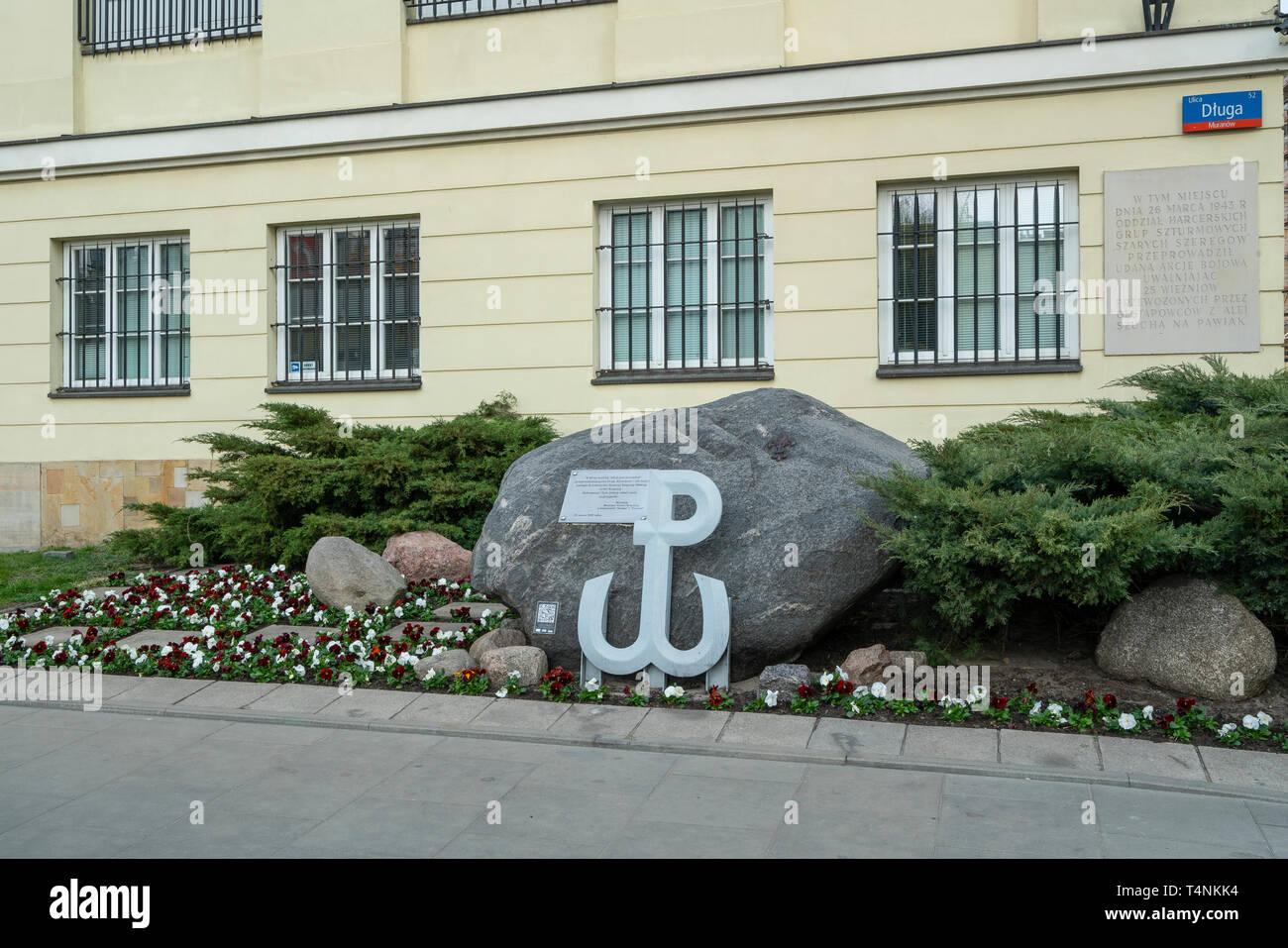 Warschau, Polen. April, 2018. Eine Ansicht von "Hommage an diejenigen, die ihr Leben für die Freunde" Denkmal vor der Archäologischen Museum Gebäude gab. Stockfoto