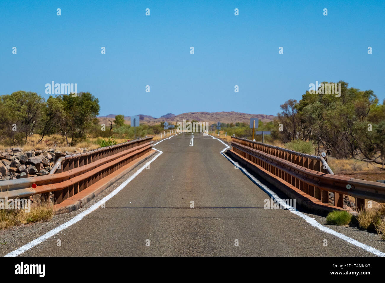 Einspurige Brücke unterbrechen zweispurigen Autobahn im australischen Outback Stockfoto